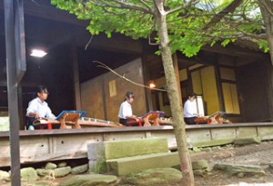 7月29日には貞祥寺（佐久市前山）を訪れた14カ国の駐日大使に演奏を披露しました